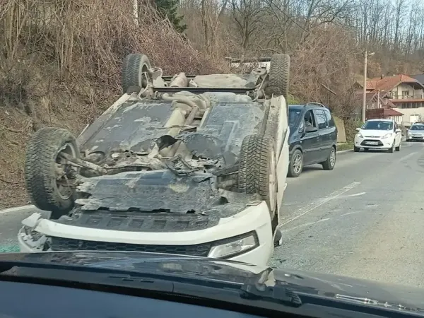Saobraćajna nesreća na magistrali: Automobil se prevrnuo, ima te&scaron;ko povrijeđenih