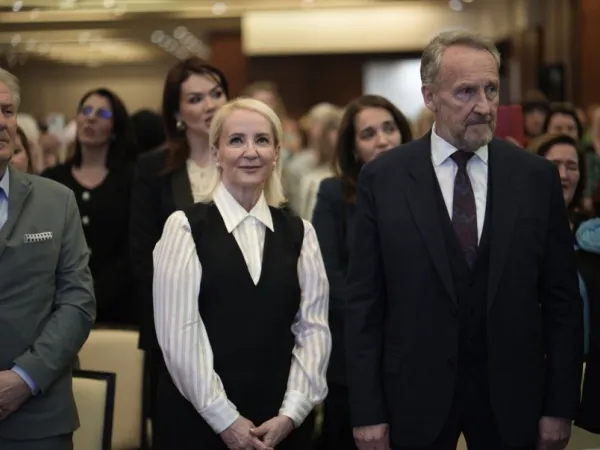 IZETBEGOVIĆ SA SKUPA ŽENA SDA POSLAO BRUTALNU PORUKU: &bdquo;Bo&scaron;njaci su izbačeni iz vlasti i poniženi, Trojka nas vodi u živo blato, moramo ih sru&scaron;iti u oktobru!&ldquo;