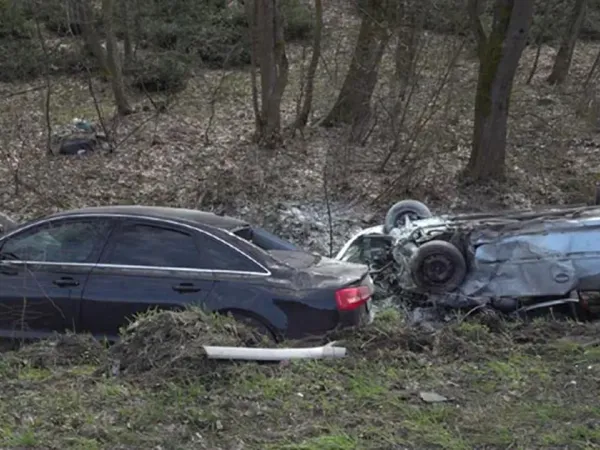 Težak sudar dva automobila, oba su zavr&scaron;ila u jarku, jedan se i prevrnuo. Ima povrijeđenih (VIDEO)