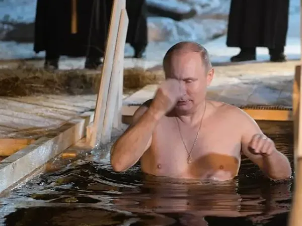 Vladimir Putin se okupao na Bogojavljenje: Prekrstio se i tri puta uronio u ledenu vodu