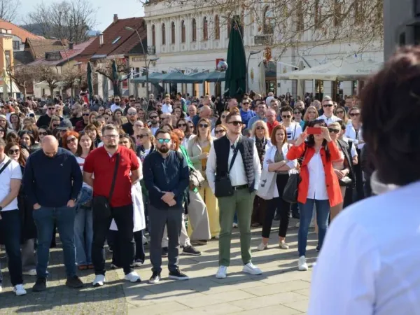 Drugi dan protesta ljekara u Tuzli, Sindikat upozorava na mogući &scaron;trajk