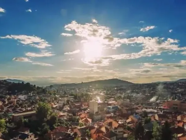 
                                    Sunčano uz malu do umjerenu oblačnost                                