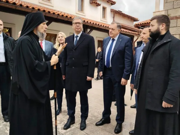 DOČEKAO GA DODIK: Vučić prisustvovao svečanosti povodom otvaranja bolnice