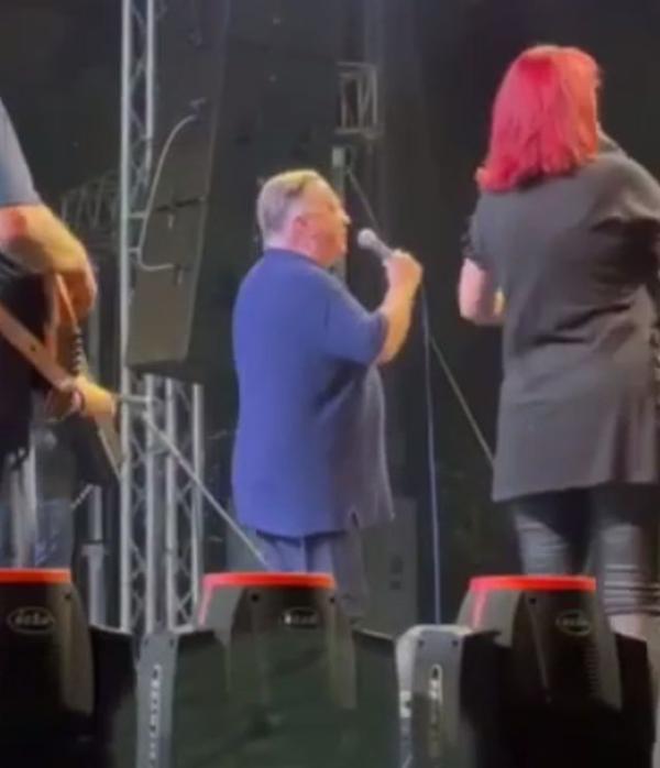 Na Gradskoj otoci u Bihaću održan koncert Halida Bešlića: Hiljade Bišćana uz Unu pjevale ‘Miljacku’