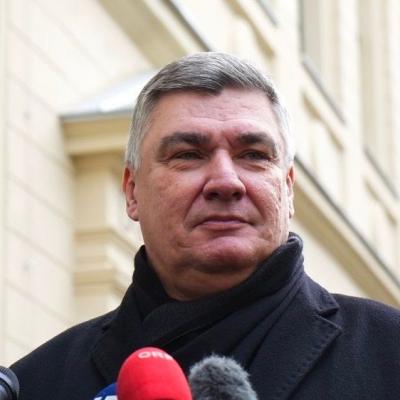 Aktuelni hrvatski predsjednik Zoran Milanović u pratnji supruge Sanje Musić Milanović glasao je u drugom krugu predsjedničkih izbora u Hrvatskoj na izbornom mjestu u Osnovnoj školi “Petra Zrinskog” u Zagrebu,piše Avaz.