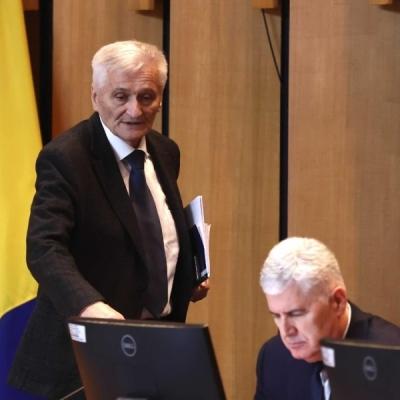 DOM NARODA POD KLJUČEM, DŽEPOVI PUNI: Dok &Scaron;pirić i Čović upravljaju blokadama, građani plaćaju milione za Parlament koji ne radi!