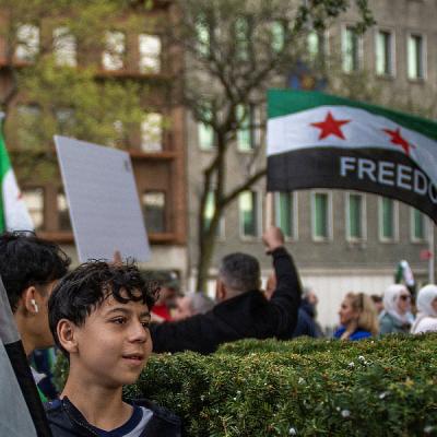 Nova zastava Sirije svečano podignuta ispred sjedišta UN-a Nova zastava Sirije svečano podignuta ispred sjedišta UN-a