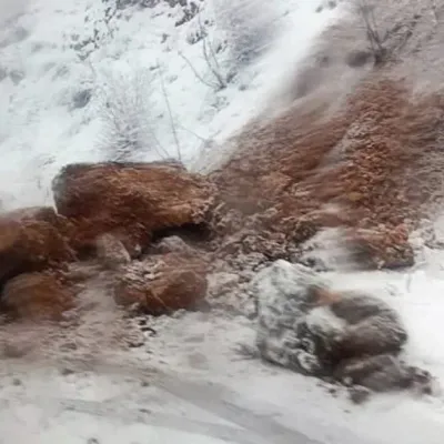 Stijena se obru&scaron;ila na put, gužve već od izlaza iz Sarajeva