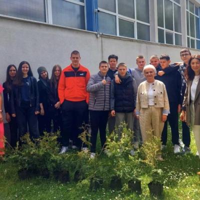 Ekološka lekcija u školskom dvorištu: Sadnjom thuje obilježen Dan planete Zemlje