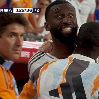 Pomahnitali Rüdiger sudiju gađao ledom, saigrači i treneri jedva spriječili fizički napad Pomahnitali Rüdiger sudiju gađao ledom, saigrači i treneri jedva spriječili fizički napad