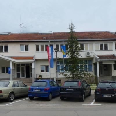 Dvije firme ponudile iste pištolje, obje ne ispunjavaju uslove, no MUP je odabrao skuplju?!