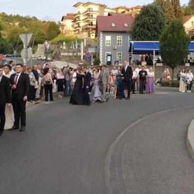 Noć uspomena: Maturanti I srednje škole Cazin večeras defiliraju gradom