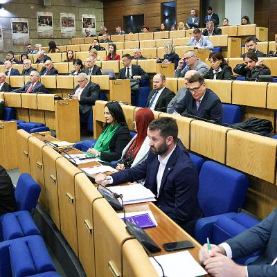 Čeka li nas još jedna maratonska sjednica? U Domu naroda fokus na Zoranu Krešiću Čeka li nas još jedna maratonska sjednica? U Domu naroda fokus na Zoranu Krešiću