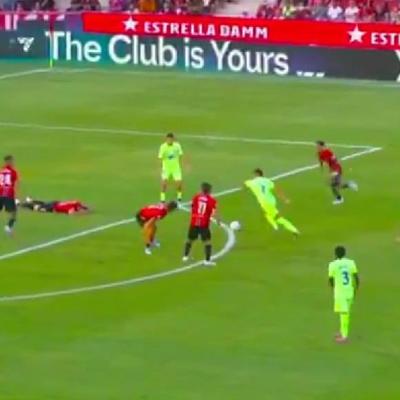 Barcelona postigla gol dok je protivnički igrač nakon udarca u glavu osam sekundi nepomično ležao