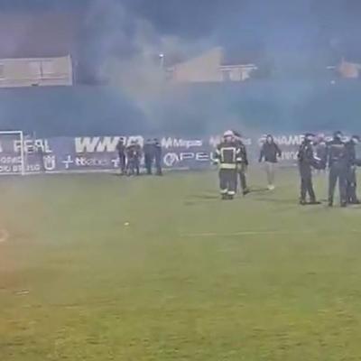 Incident po završetku Kupa BiH: Navijač utrčao na teren s bakljom, policija to brzo riješila Incident po završetku Kupa BiH: Navijač utrčao na teren s bakljom, policija to brzo riješila