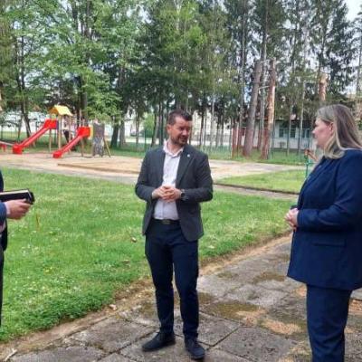 Vlada USK ulaže 100.000 KM u vrtić u Sanskom Mostu, gradi nova igrališta i sanira škole