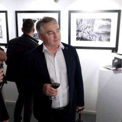 &quot;Drugačija priča o čovjeku&quot;: Otvorena izložba fotografija autora Hadisa Medenčevića
