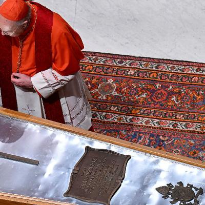 Zapečaćen kovčeg s tijelom pape Franje, sve spremno za sutrašnju sahranu Zapečaćen kovčeg s tijelom pape Franje, sve spremno za sutrašnju sahranu