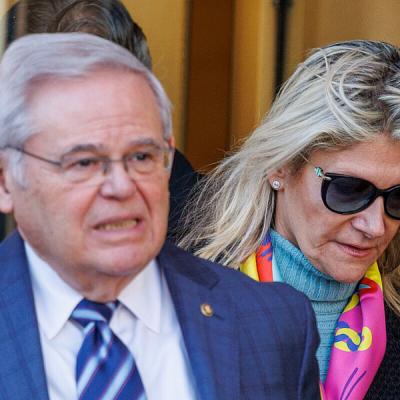 Supruga nekad moćnog senatora proglašena krivom za korupciju, u kući skrivali zlato i veliku količinu novca Supruga nekad moćnog senatora proglašena krivom za korupciju, u kući skrivali zlato i veliku količinu novca