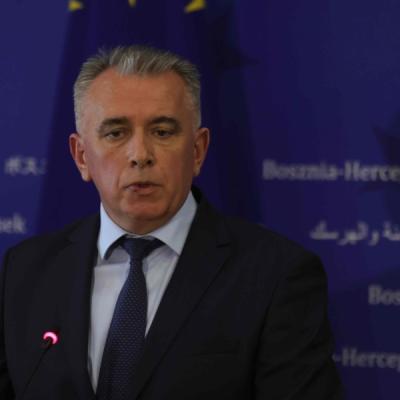 ŠERIF ŠPAGO ZA &quot;SB&quot; UPOZORAVA: &quot;Zbog krize s Dodikom gubimo nova sredstva, u sve su upleteni Vučić i Zagreb&quot;