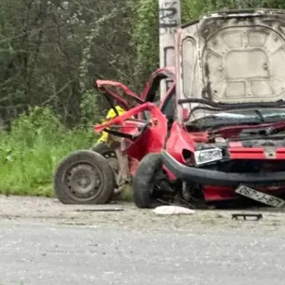 Automobil sletio s ceste i udario u stub, dvije osobe poginule i tri prevezene u bolnicu