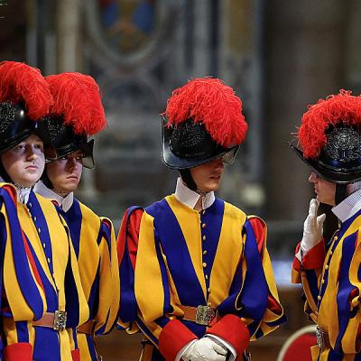 Spremni su dati život za papu, ali za službu moraju ispunjavati rigorozne uslove: Kako se bira Švicarska garda Spremni su dati život za papu, ali za službu moraju ispunjavati rigorozne uslove: Kako se bira Švicarska garda