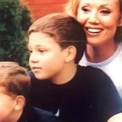 Brena podijelila dosad neobjavljene trenutke s porodicom te sinom Slobodana Živojinovića iz prvog braka Brena podijelila dosad neobjavljene trenutke s porodicom te sinom Slobodana Živojinovića iz prvog braka