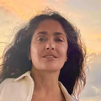 Salma Hayek se ne plaši starenja: Fotografijama s odmora pokazala lice bez šminke i sijedu kosu Salma Hayek se ne plaši starenja: Fotografijama s odmora pokazala lice bez šminke i sijedu kosu