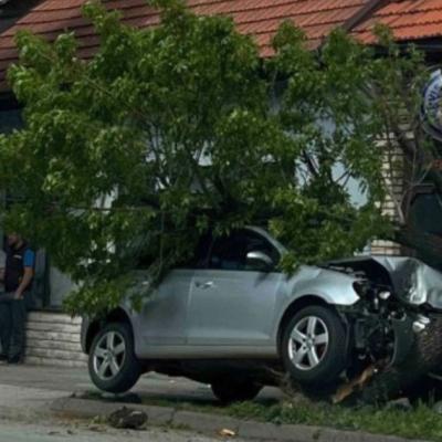 Golfom udario u drvo, vozač povrijeđen