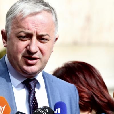 "SNSD NA OVO NIJE NAVIKAO...!": Borenović otkrio zašto je došlo danas do sukoba u Parlamentu BiH "SNSD NA OVO NIJE NAVIKAO...!": Borenović otkrio zašto je došlo danas do sukoba u Parlamentu BiH