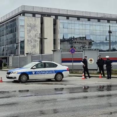 Policija i dalje ispred zgrade Administrativnog centra Vlade RS
