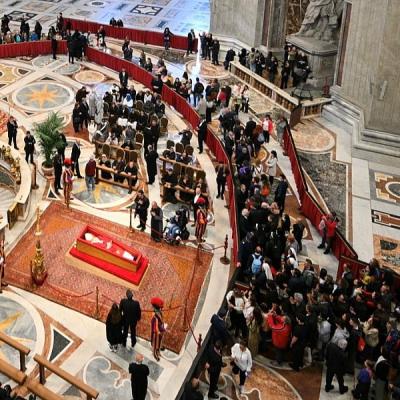 Ljudi satima čekaju u redu kako bi vidjeli tijelo pape Franje Ljudi satima čekaju u redu kako bi vidjeli tijelo pape Franje