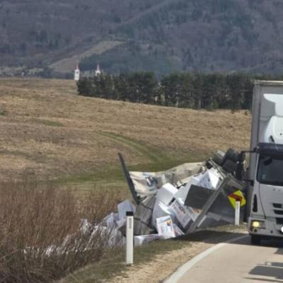 Jak vjetar prevrnuo kamion na magistralnom putu