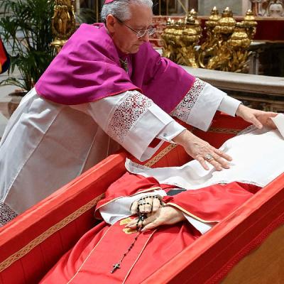 Cijeli svijet gleda u Vatikan: Papa Franjo odlazi na vječni počinak, na sahrani se očekuju stotine hiljada ljudi Cijeli svijet gleda u Vatikan: Papa Franjo odlazi na vječni počinak, na sahrani se očekuju stotine hiljada ljudi
