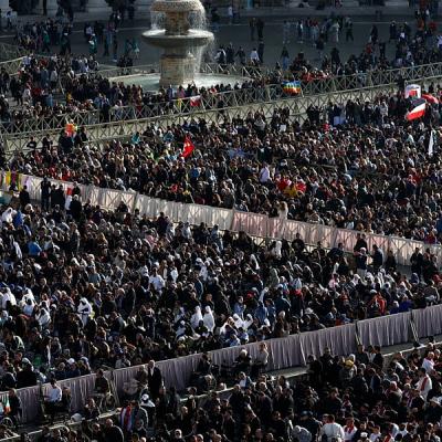 Stotine hiljada vjernika pristiže u Vatikan, papa Franjo će posljednje "zemaljsko putovanje" obaviti u papamobilu Stotine hiljada vjernika pristiže u Vatikan, papa Franjo će posljednje "zemaljsko putovanje" obaviti u papamobilu