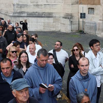 Kilometarske kolone od ranog jutra u Rimu, svi žele odati počast papi Franji: Vatikan objavio fotografije grobnice
