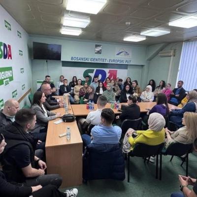 Više od 30 mladih pristupilo SDA Cazin – a političke elite i dalje bez odgovora na stvarne probleme građana Više od 30 mladih pristupilo SDA Cazin – a političke elite i dalje bez odgovora na stvarne probleme građana