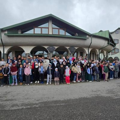 Mektebski ponos Cazina: Djeca znanjem i kiraetom obasjala Medresu “Džemaludin-ef. Čaušević” Mektebski ponos Cazina: Djeca znanjem i kiraetom obasjala Medresu “Džemaludin-ef. Čaušević”