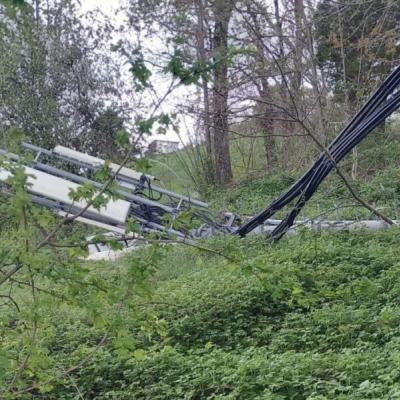 Cazin: Vjetar prepolovio odašiljač BH Telecoma u Polju, mještani u strahu