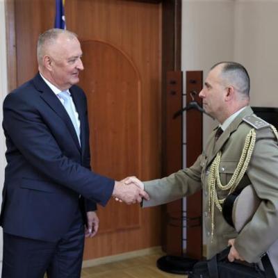 HELEZ S VOJNIM ATAŠEOM BiH U SRBIJI O INCIDENTU U KASARNI &quot;KOZARA&quot;: Zatraženo očitovanje Srbije