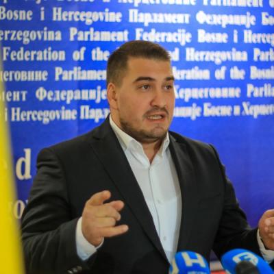 HARIS ZAHIRAGIĆ PROZIVA TROJKU: &quot;Pod krinkom borbe protiv femicida pokušava se uvaljati zakonsko prepoznavanje istospolnih zajednica&quot;