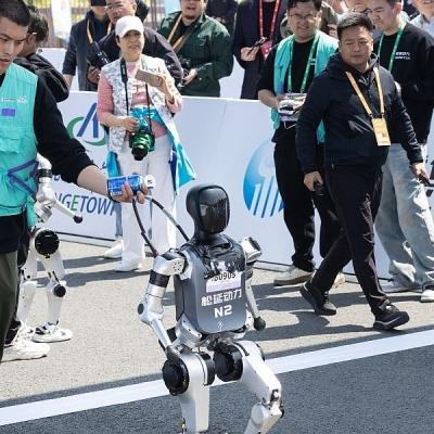 Roboti trčali polumaraton i takmičili se s ljudima u Kini Roboti trčali polumaraton i takmičili se s ljudima u Kini