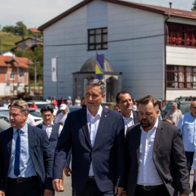 DRŽAVA MORA BITI PRISUTNA TAMO GDJE JE NAJPOTREBNIJE: Bećirović s gradonačelnikom Cazina posjetio mjesnu zajednicu Tržačka Raštela (FOTO)