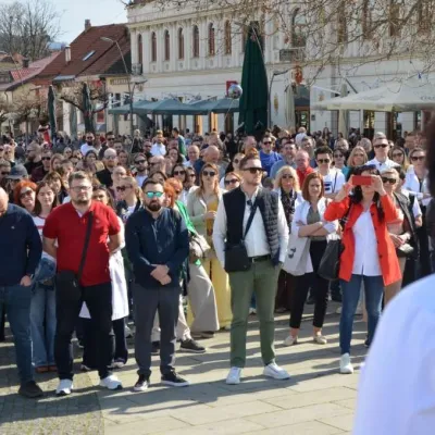 Drugi dan protesta ljekara u Tuzli, Sindikat upozorava na mogući &scaron;trajk