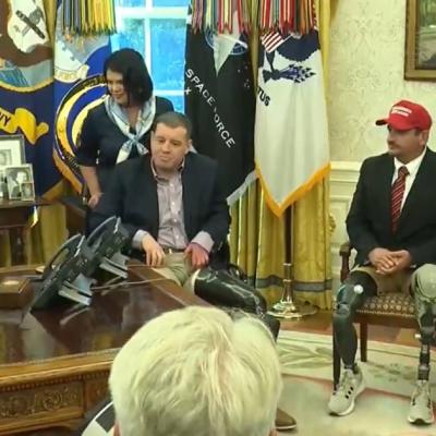 Trump vojnicima koji su ostali bez nogu: Znači, pogodili su vas? Sjajno, sjajno Trump vojnicima koji su ostali bez nogu: Znači, pogodili su vas? Sjajno, sjajno