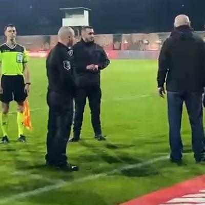 "Međede vašerski, daj cijeloj ekipi crveni": Bijesni Husić nije štedio Gigovića, igrač Slobode psovao Zeljkovića "Međede vašerski, daj cijeloj ekipi crveni": Bijesni Husić nije štedio Gigovića, igrač Slobode psovao Zeljkovića