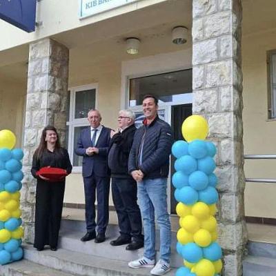 Bosanski Petrovac nakon dvije godine ponovo ima banku: “Žalosno je da u 2025. slavimo otvaranje šaltera”