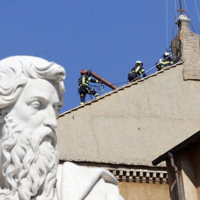 Postavljen dimnjak na krovu Sikstinske kapele, završene tehničke pripreme za konklavu i izbor novog pape Postavljen dimnjak na krovu Sikstinske kapele, završene tehničke pripreme za konklavu i izbor novog pape