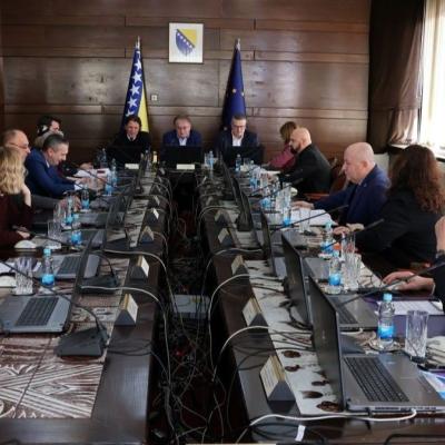 Odluka Vlade FBiH: Zadužili se za 10 miliona KM za tekuću potrošnju, povećali naknade ministrima...