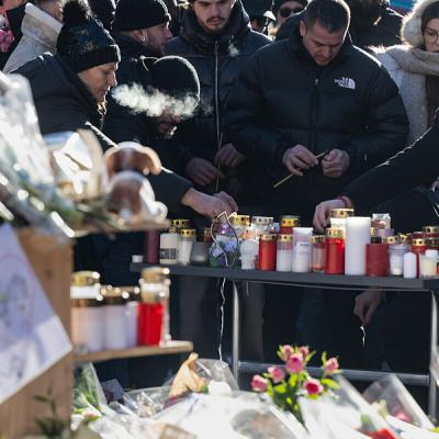 Stotine ljudi u ti&scaron;ini odali počast žrtvama požara u &scaron;vicarskom baru